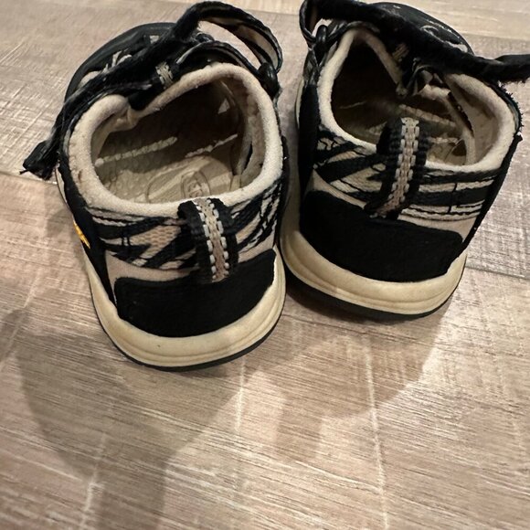 KEEN TODDLER GIRL ZEPRA STRIPE SHOES SANDALS SIZE 6 BLACK CREAM - Picture 8 of 11